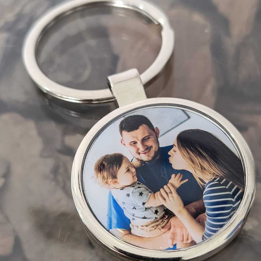Chaveiro de aço redondo com foto colorida - família - dia dos pais - dia das mães - presente - casais - lembranças.