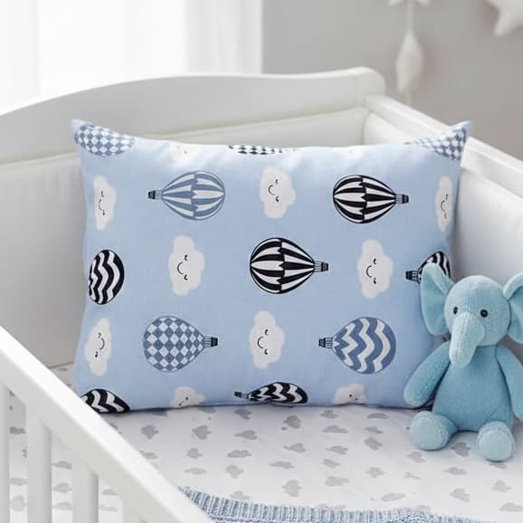 TRAVESSEIRO INFANTIL, IDEAL PARA BEBÊ, PARA USAR NO CARRINHO OU BERÇO COM ESTAMPAS DE BALÃO AZUL