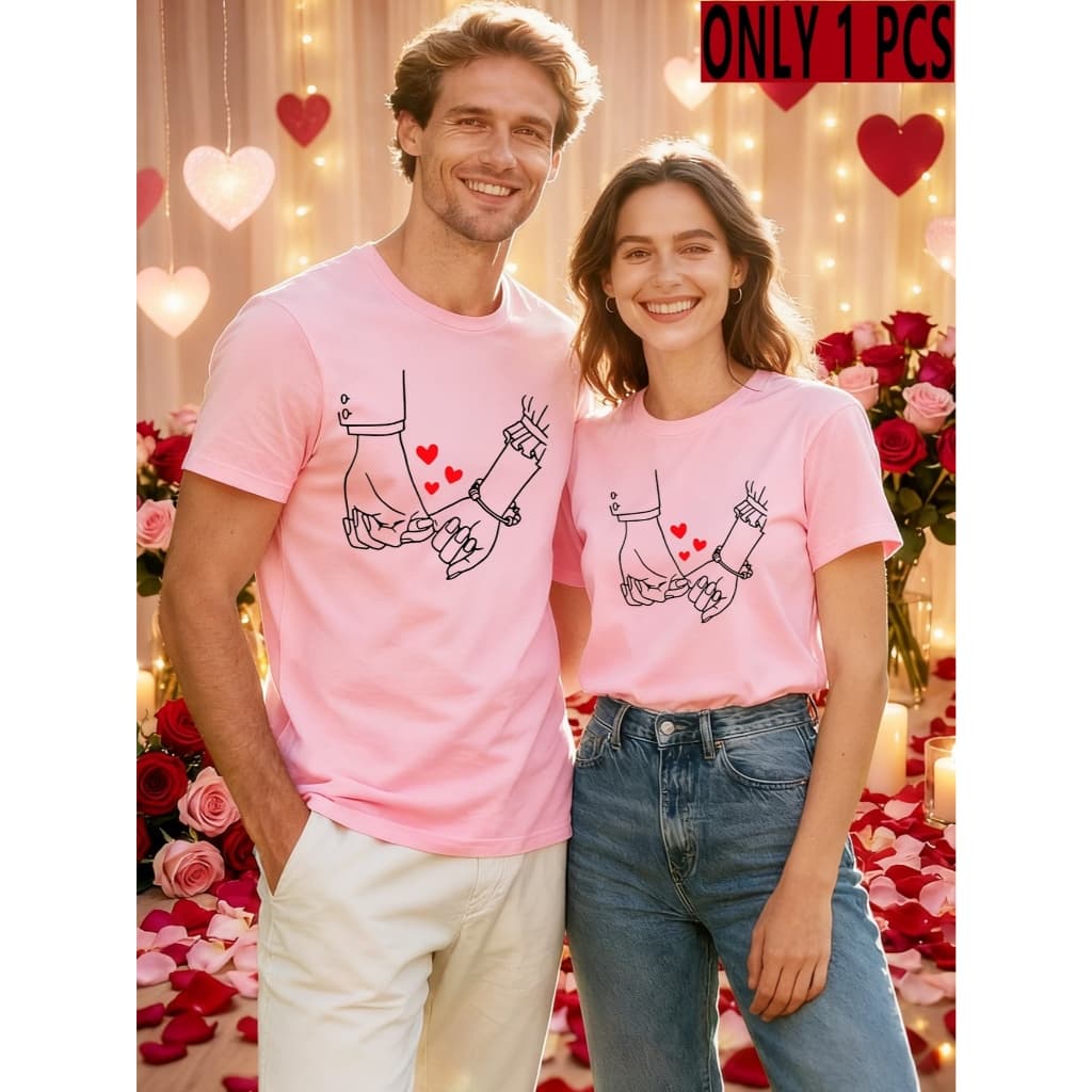 Kit duas camisetas casal 100% algodão Love Hands com mãos entrelaçadas dedinho e corações vermelhos perfeita para casais