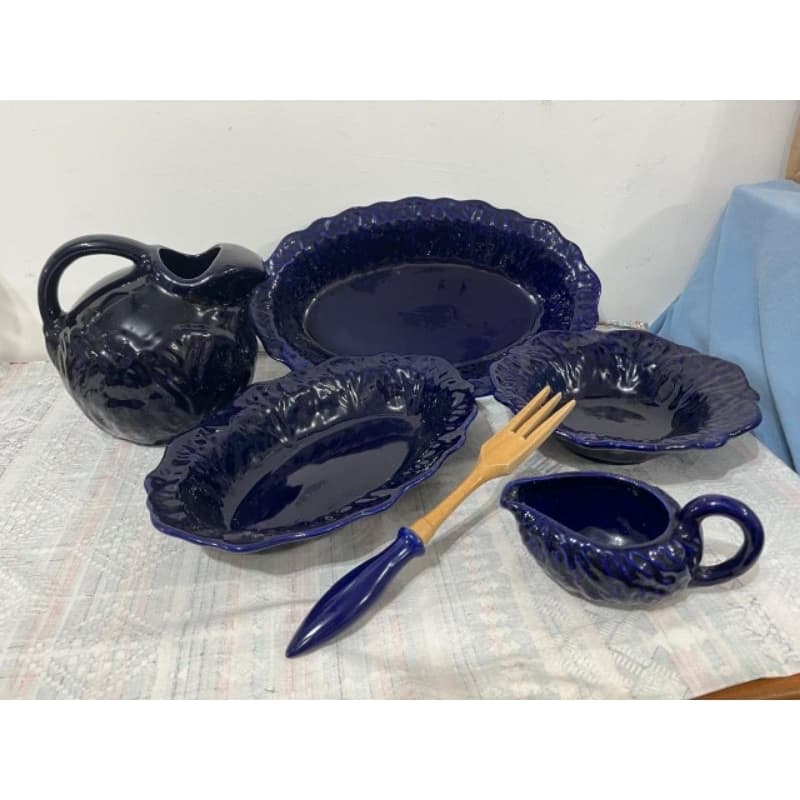 Conjunto em Porcelana Azul Cobalto – Travessas, Bule, Molheira e Garfo