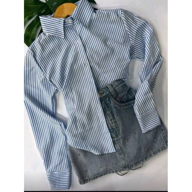 Camisa feminina listrada, elegante e super confortável. Perfeita para looks modernos e sofisticados, do casual ao social