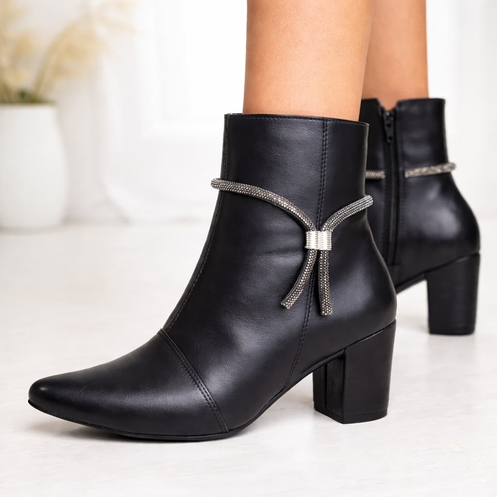 Bota Feminina Confortável Com Tira De Strass Removível Bico Fino Salto Grosso Cano Curto Ref. 20/139