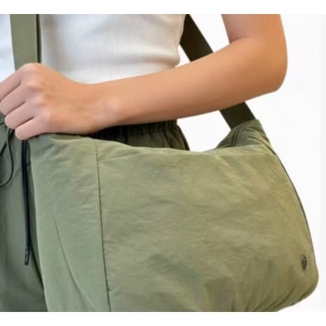 Bolsa Tiracolo Minimalista Unissex 40×13×22cm – Leve e Versátil para Uso Diário