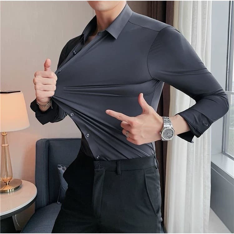 Camisa masculina de manga comprida e corte justo, confeccionada em tecido leve, macio, elástico e respirável.