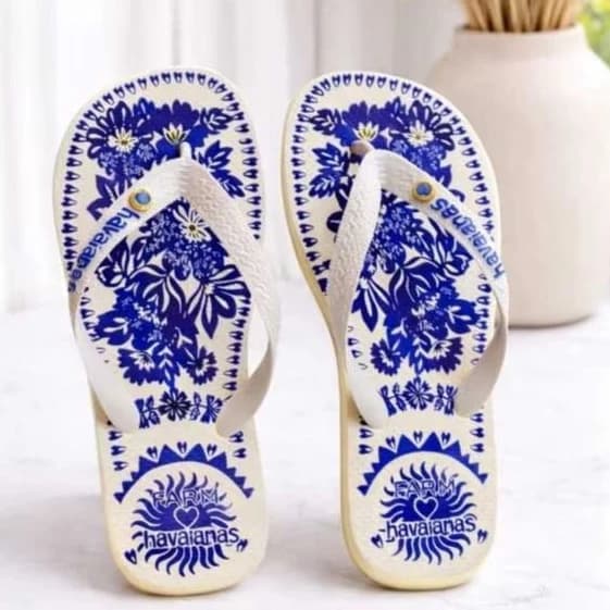 Chinelo Feminino Estampado Tira Grossa com Pingente Strass | Fofas e delicadas