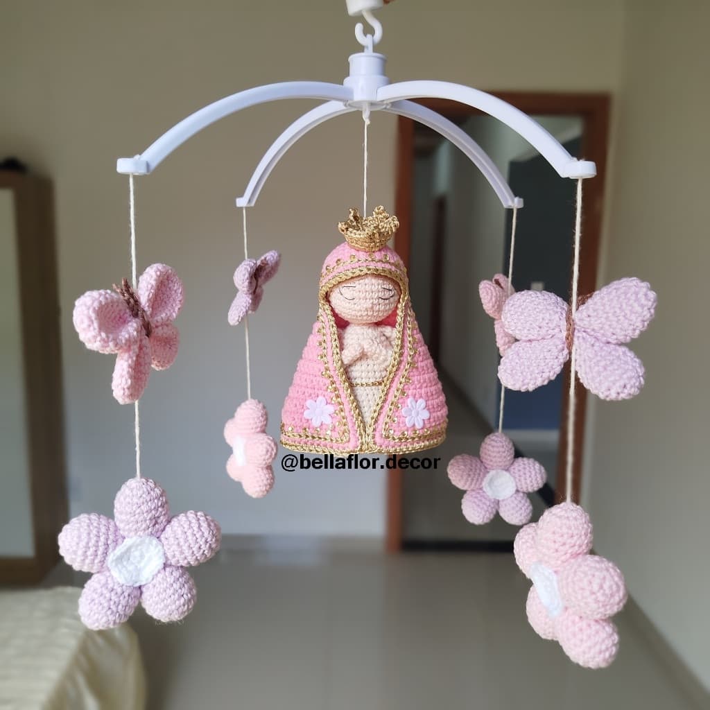 móbile amigurumi,  Nossa Senhora, berço, crochê, flores e borboletas / musical