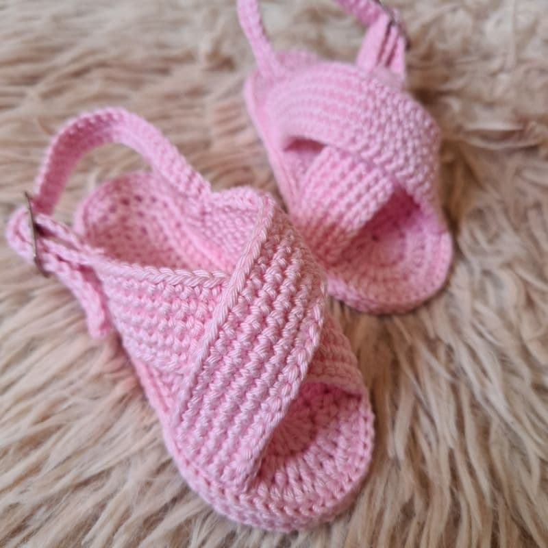 Sandalinha Cruzadinha Bebê em Crochê Premium - Ajustável com Fivela - Diversas cores e tamanho - Envio Imediato