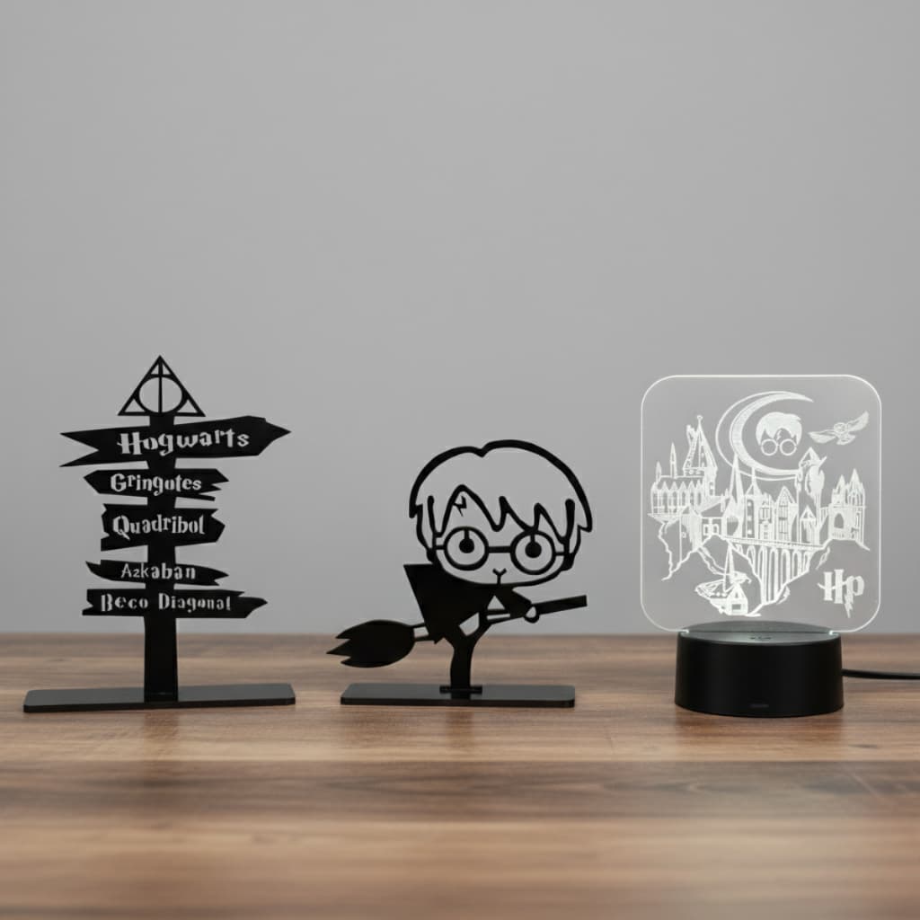 Kit Harry Potter Luminária Decorativa Hogwarts Harry na Vassoura e Totem Destinos
