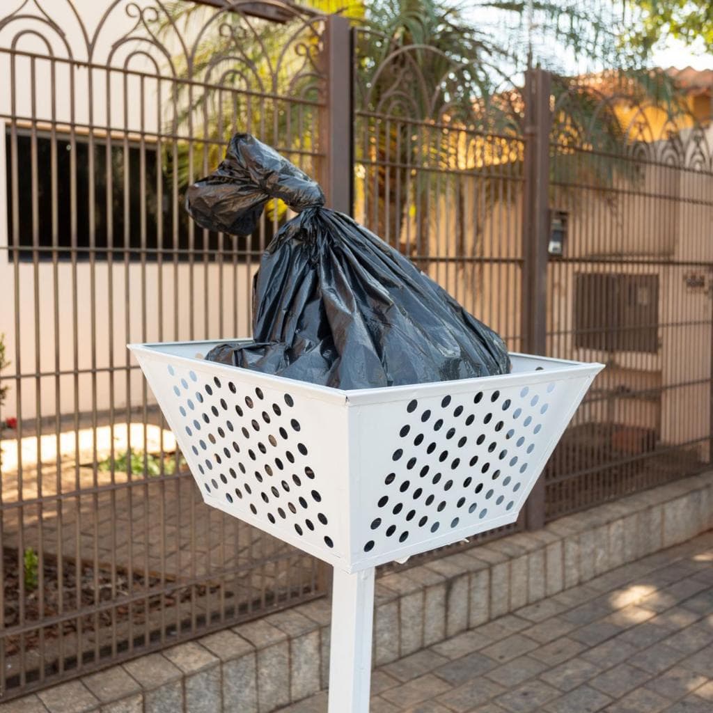 Lixeira de Calçada Tela Vazada para Não Acumular Agua