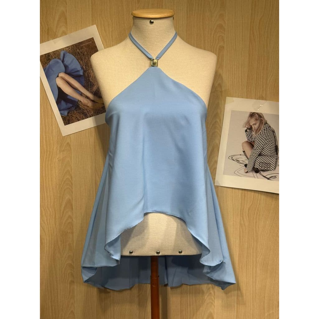 Vestido Curto Frente Unica em Azul Claro com Detalhe de Corrente na Gola
