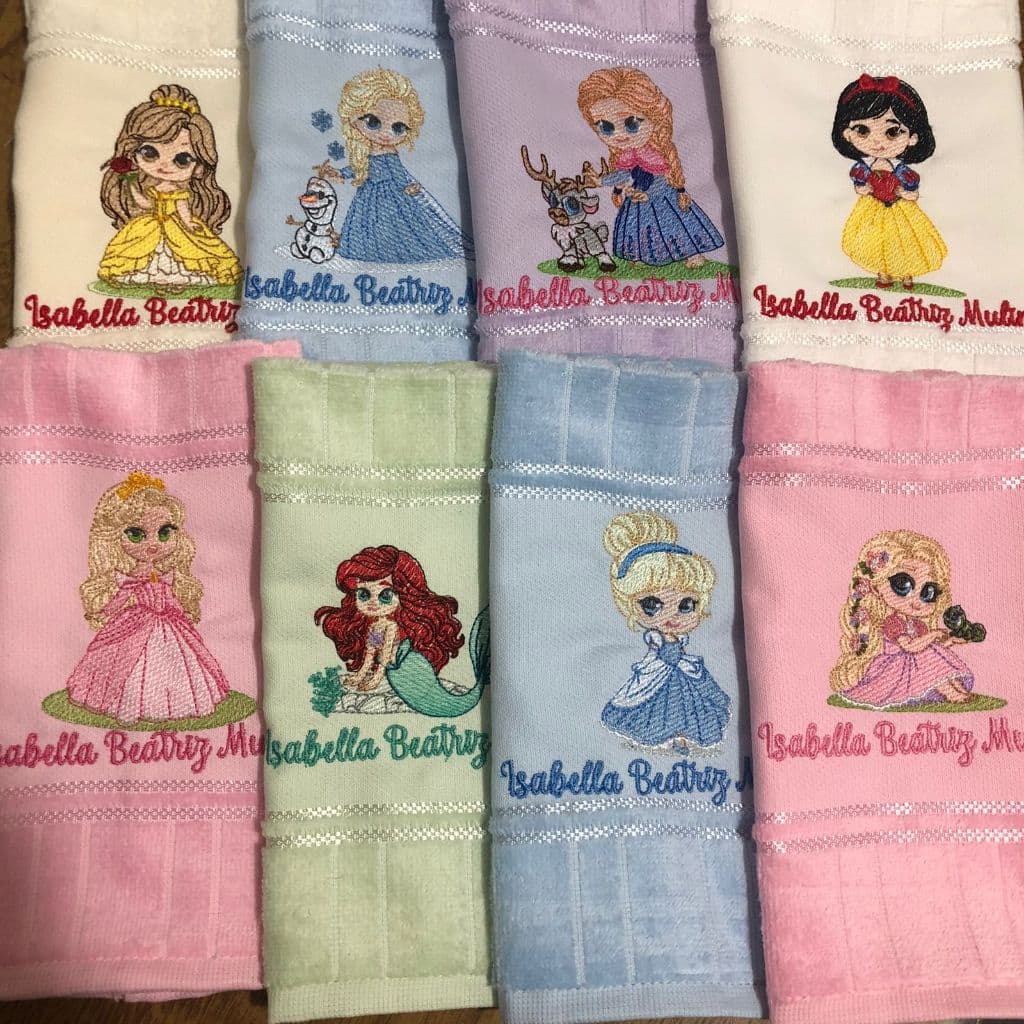 Toalha Bordada Personalizada Princesa Pequena Sereia Branca de Neve Cinderela Bela Adormecida
