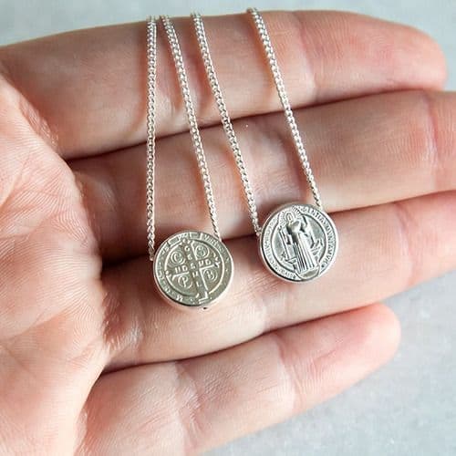 Colar Medalha São Bento Aço Inox Feminino/Masculino | Resistente à Água | Presente Religioso