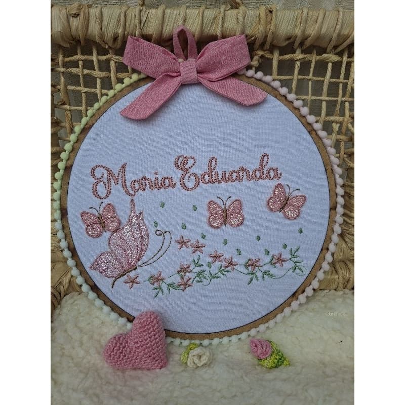 Quadro porta maternidade ou porta quarto do bebê personalizado bordado rosrê com borboleta 3D
