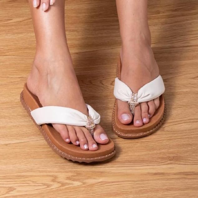 Sandália Feminina Chinelo Couro Rasteira Blogueira Dedo Casual Confortável Leve Moderna Detalhe