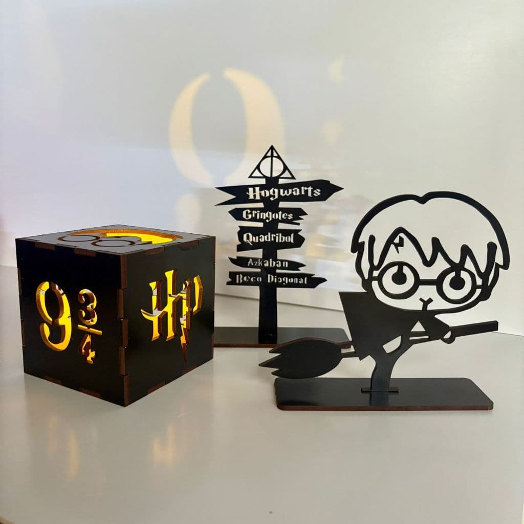 Kit Luminária Harry Potter Refletiva Totem Harry na Vassoura e Totem Destinos