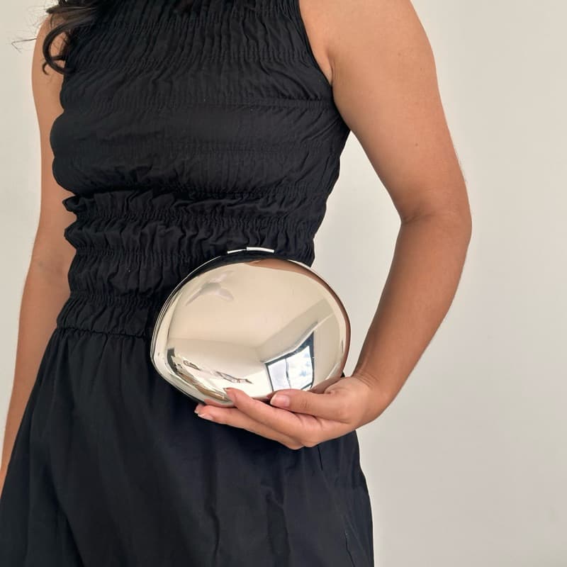 Bolsa Feminina Prata Metalizada Mini Bag Redonda Transversal com Alça Regulável