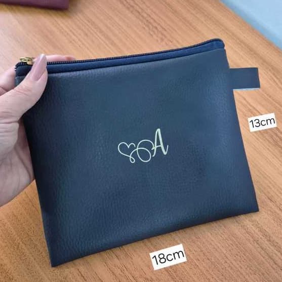 4 a 10  Necessaires Personalizada Slim Luxo, tamanho 18x13cm com gravação Adesivo Termocolante