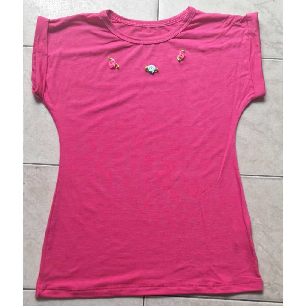 Blusa rosa feminina infantil, manga curta e gola redonda, com 3 flores aplicadas na frente. 🌸 tecido viscolycra