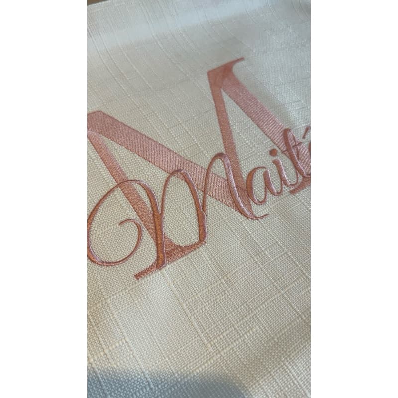 Almofada Inicial Letra e Nome Bordado Linho Com Zíper Invisível Personalizada