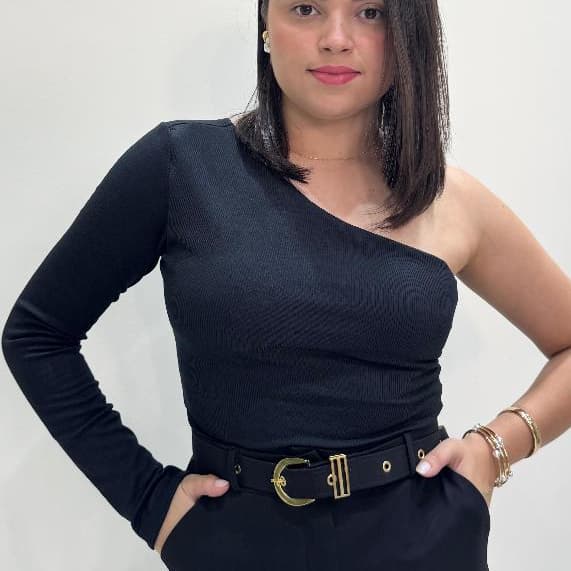 Blusa Tamires de uma maga longa canelada