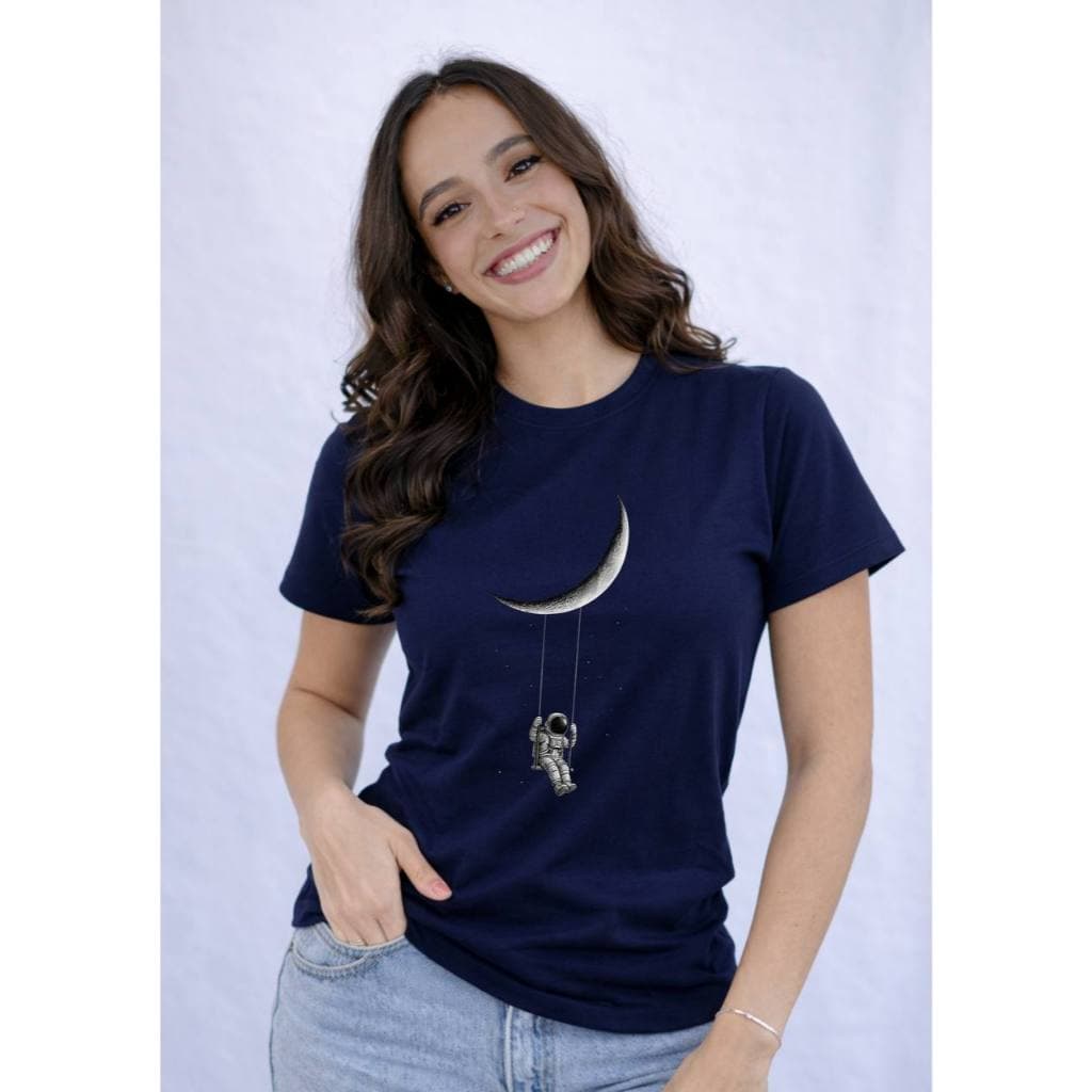 T-Shirt Feminina Astronauta na Lua Minimalista Estampada Camiseta Algodão Confortável Casual