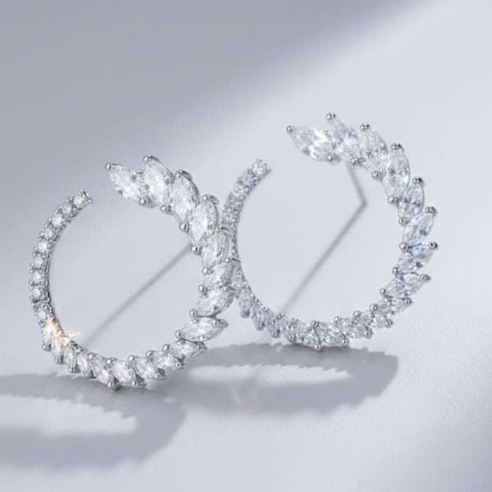 Brincos Femininos Semi Joia Luxo C-Hoop com Zircônias  Banho em Ródio Branco  Design Coroa Elegante