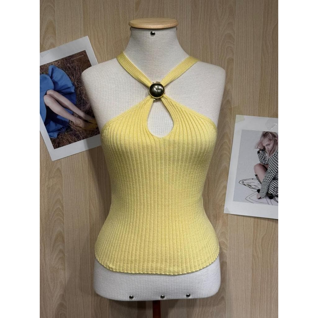 Blusa Feminina Duna Gola Amarrada em Amarelo Suave com Detalhe de Botão na Frente