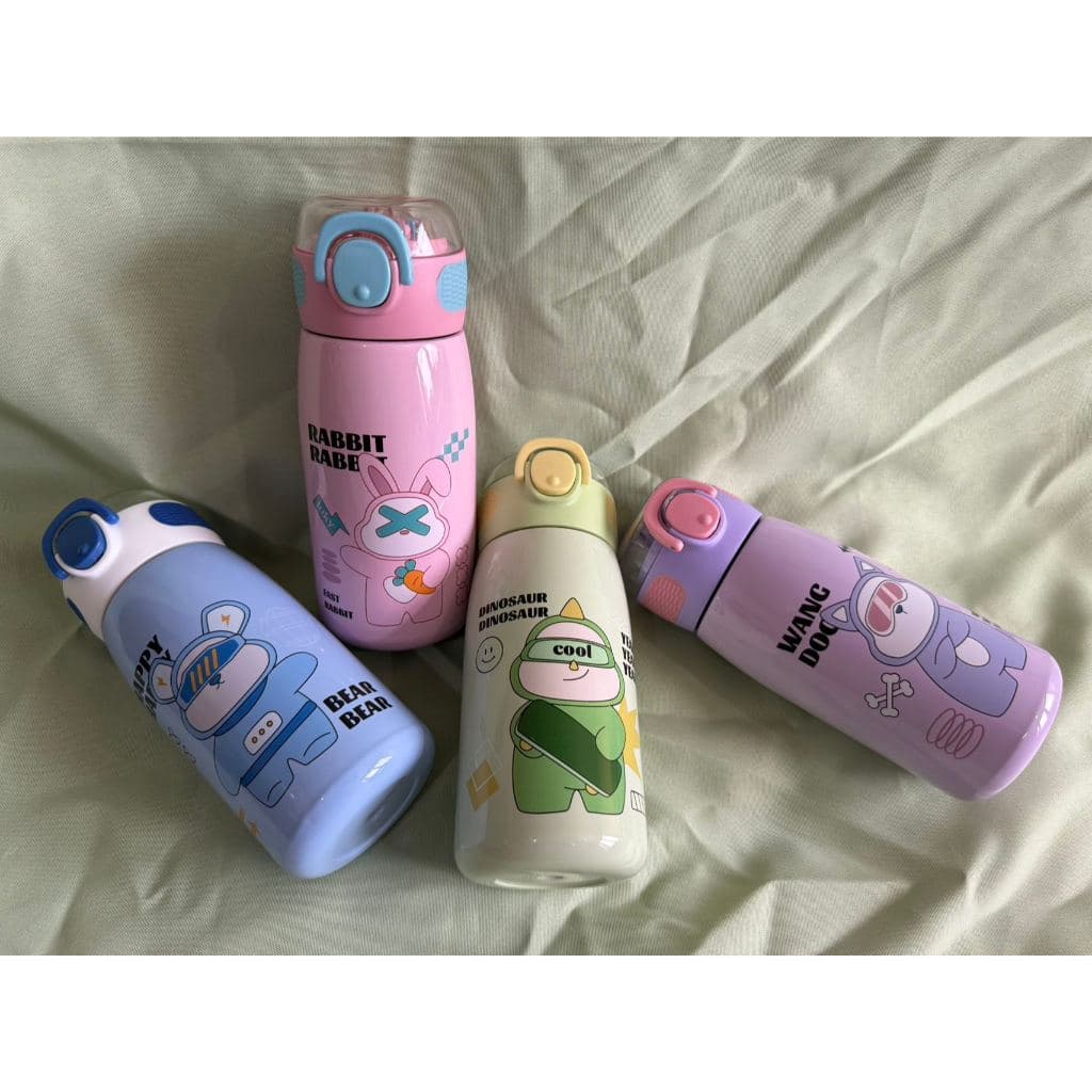 Este adorável copo infantil vem com um canudo e é feito de aço inoxidável 304. É um copo térmico de 470ml. JS-B337