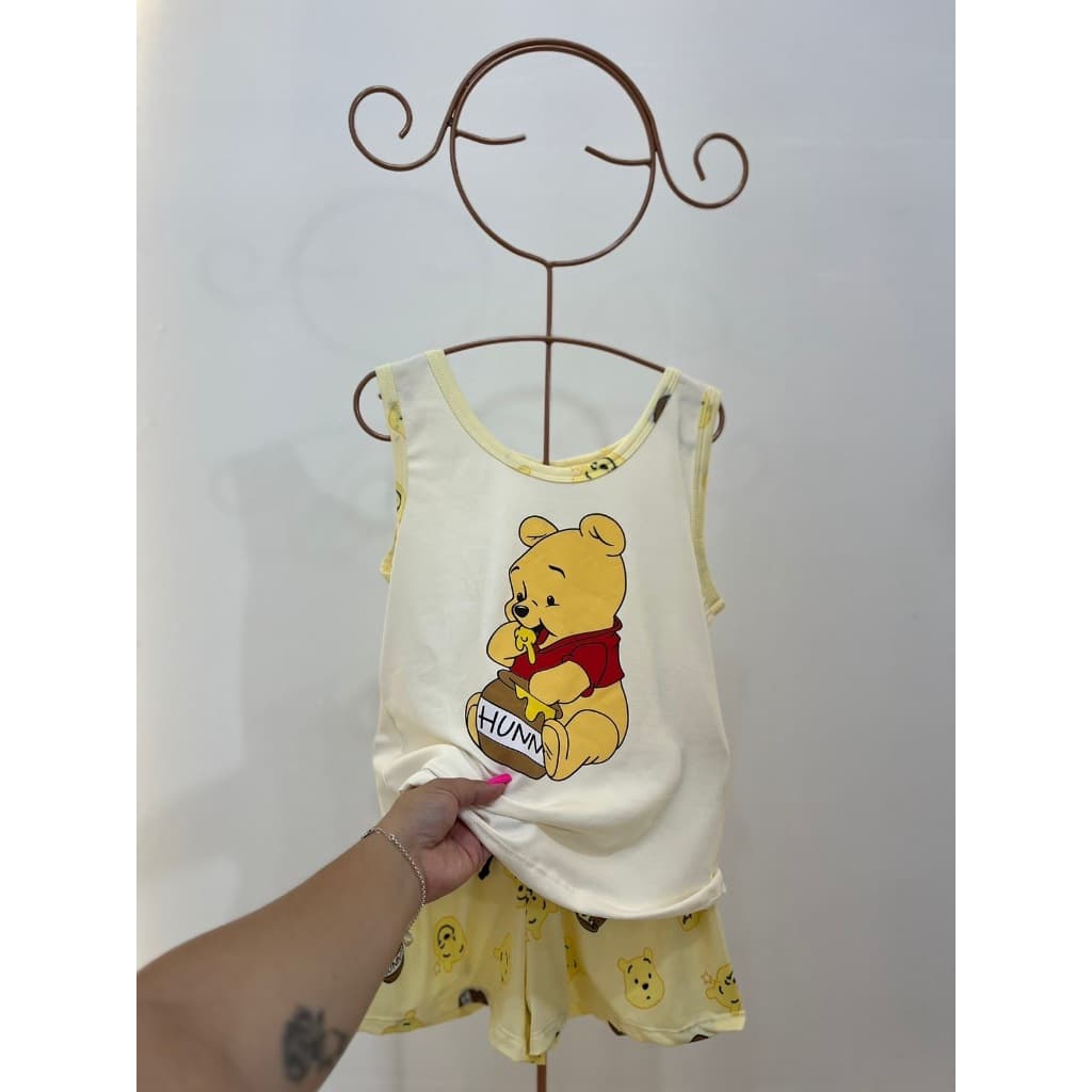 Pijama Baby Dool Suede Adulto Ursinho Pooh Urso Feminino Adulto Infantil Juvenil Regata e Short Verão