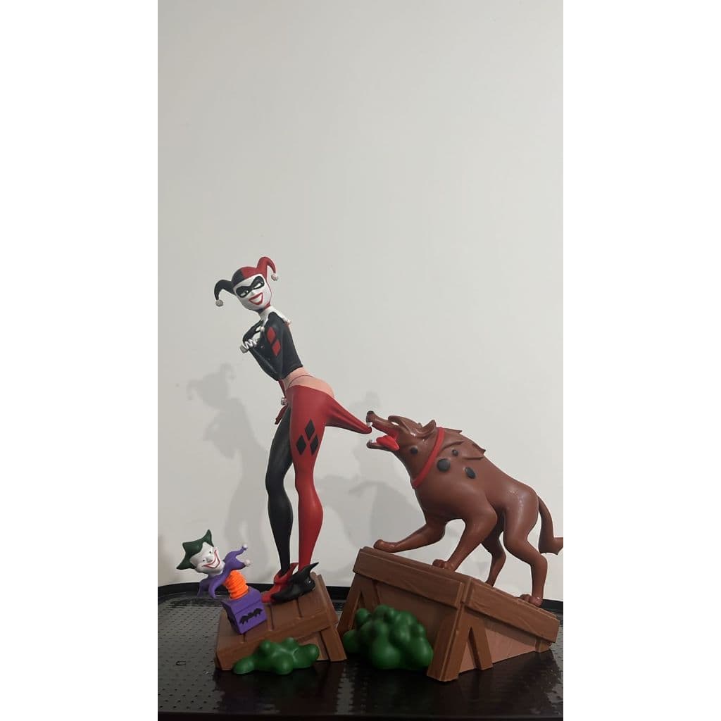 Arlequina com Hiena  35 cm – Estátua incrível pintada a mão– Peça Geek Colecionável