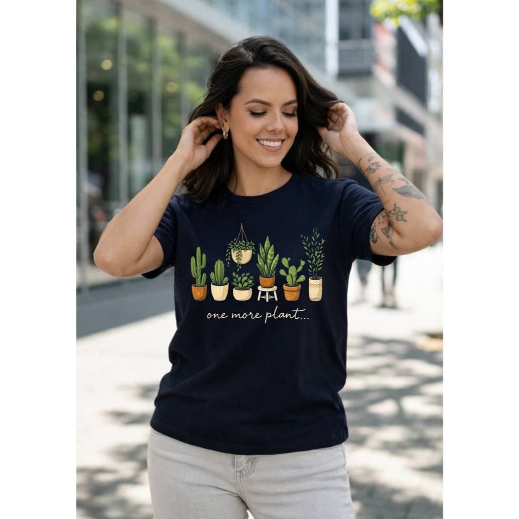 Camiseta Feminina Plant Lover “Just One More Plant” – Estampa Exclusiva de Plantinhas