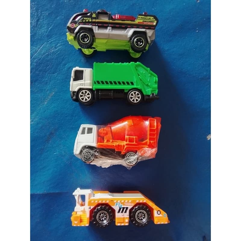 miniaturas carrinho e caminhão vai 4 juntos Leia descrição