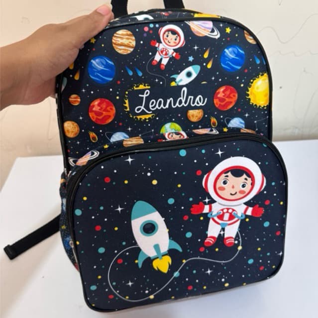 Mochila passeio escolar personalizada com nome menino astronauta dinossauro carrinhos safari