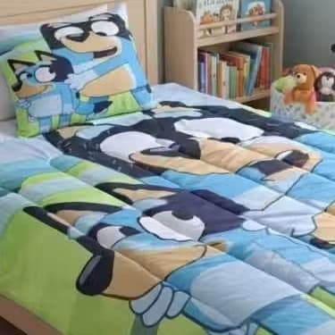 | BRINDE | EDREDOM INFANTIL MICROPERCAL PERSONALIZADO DO BLUEY | 2 PEÇAS | ACOMPANHA UM BRINDE |