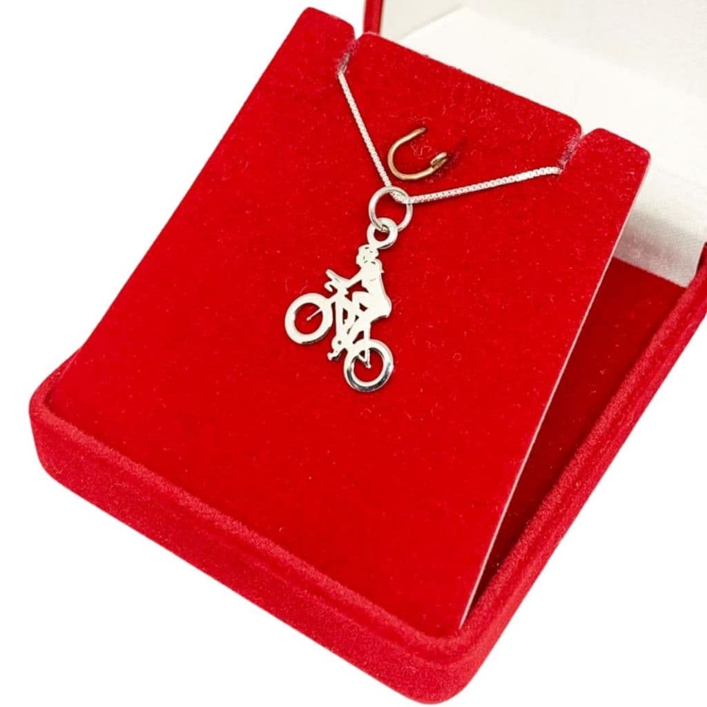 Colar 45 cm  c/ Pingente em Prata 925 Ciclista Feminino tamanho 1,5x1,5cm