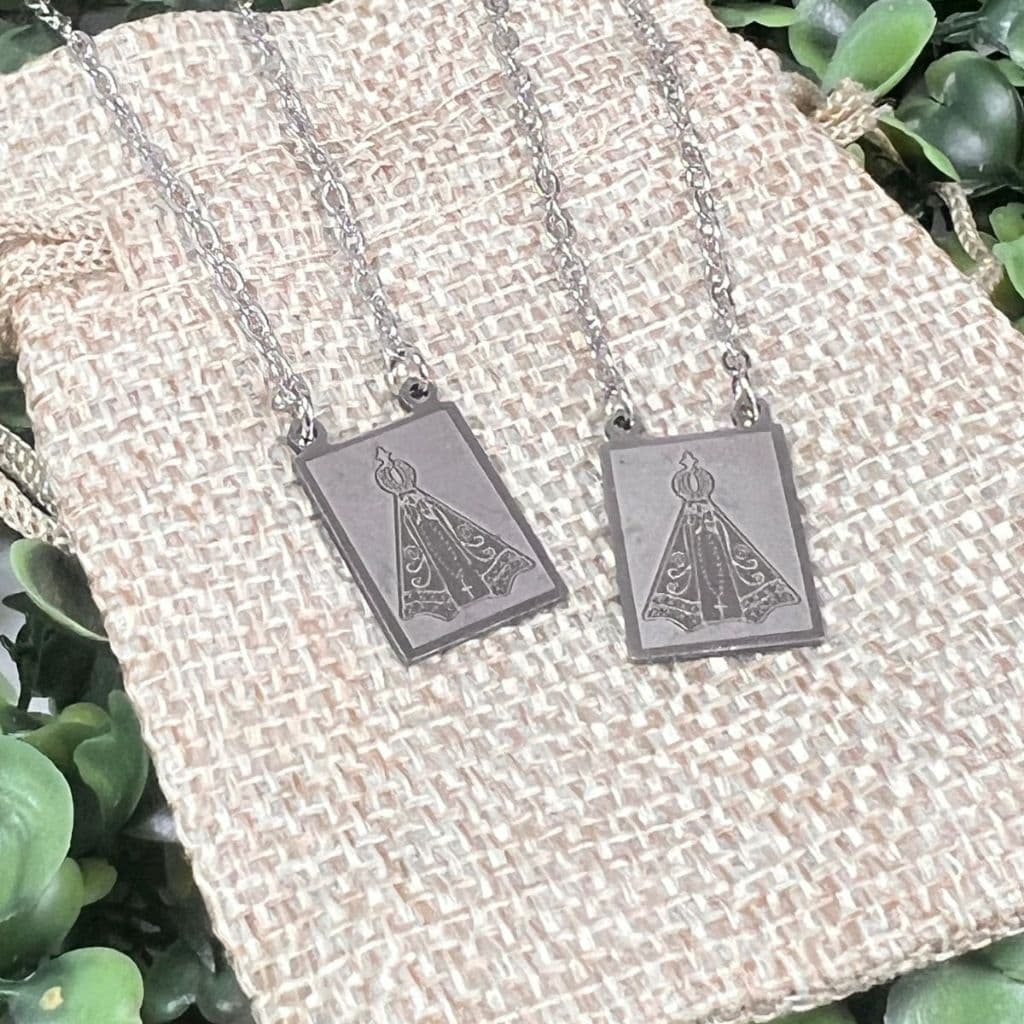 Escapulário de Nossa Senhora Aparecida, aço inox Artigo de fé, proteção elegância uma Joia Religiosa