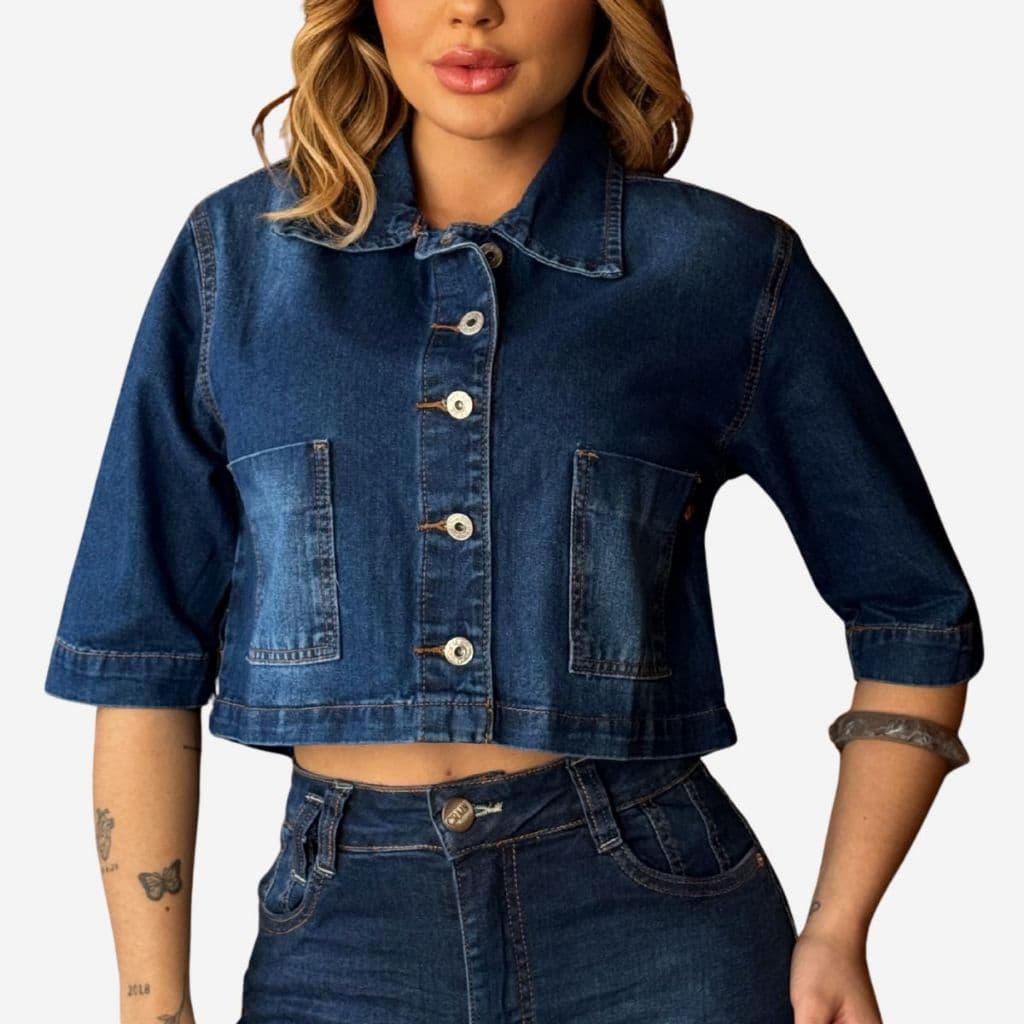 1319 - Jaqueta Jeans Feminina Curta Cropped Manga 3/4 Reta Média com Botões Casual Escura