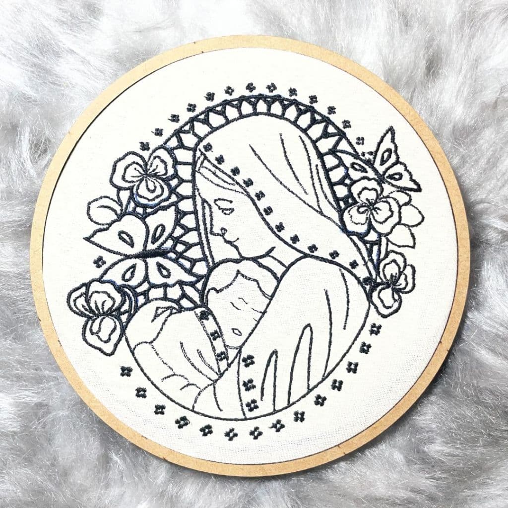 Bastidor MDF 18cm Bordado à Máquina – Quadro Decorativo em Tecido de Algodão