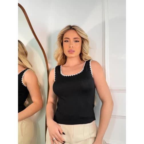 Regata Tricot Acabamento Bicolor Detalhe no Decote Básica Lisa