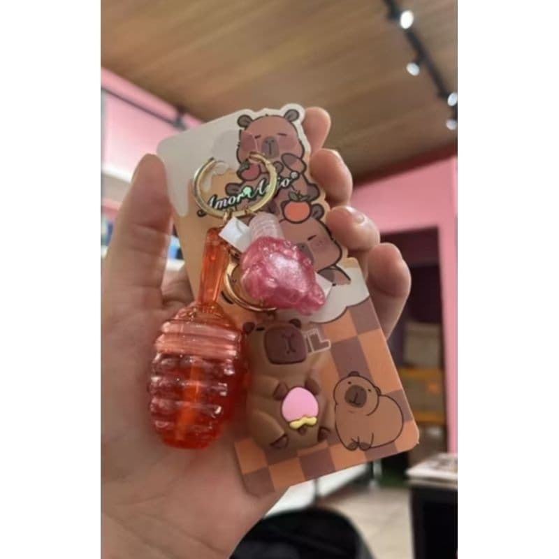 gloss labial capivara, com chaveirinho fofinho da capivara mel💄💋