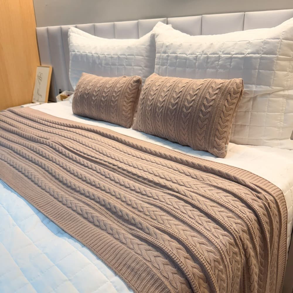 KIT PESEIRA TRANÇADA + 2 CAPAS ALMOFADA 30X50 TRICOT DECORAÇÃO CAMA CASAL QUEEN KING VÁRIAS COREs