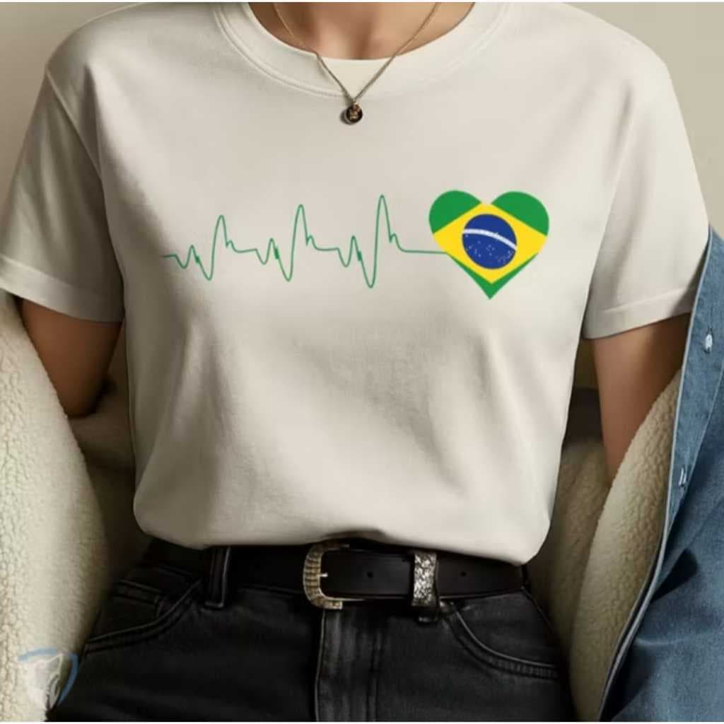 Camiseta Feminina Brasil T-Shirt Estampa Coração com Bandeira do Brasil e Batimentos Cardíacos