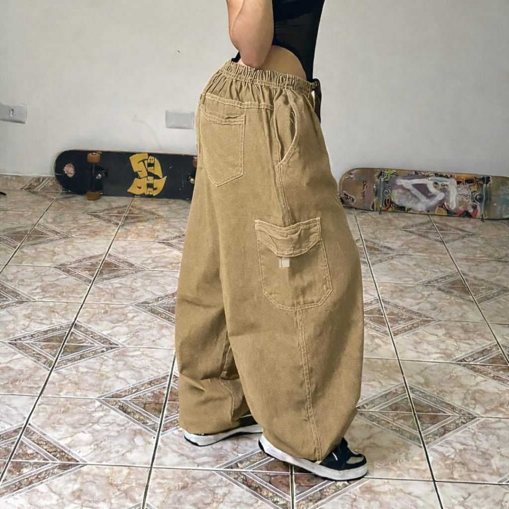 calça cargo unissex sarja com cordão na cintura e bolsos funcionais