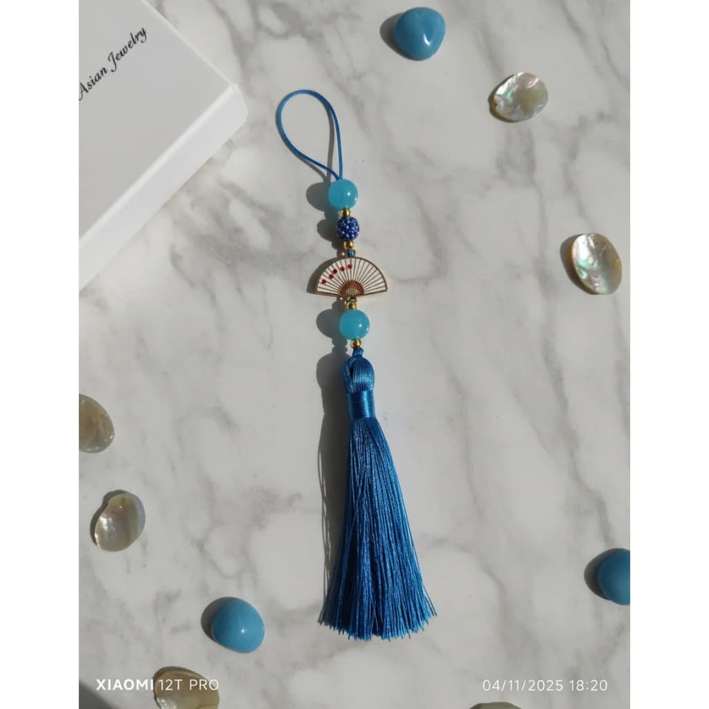Chaveiro Pompom Leque da Sorte com estilo oriental, ideal como amuleto, penduricalho ou presente especial