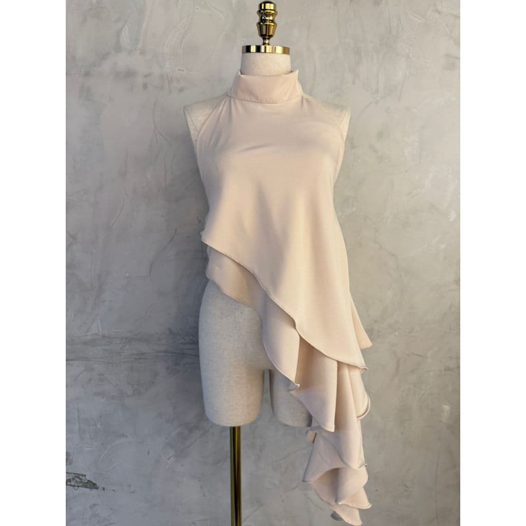 Blusa branca de gola alta sem mangas, design assimétrico de babado elegante