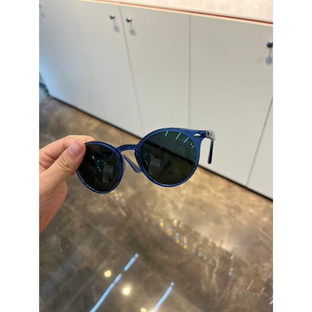 Óculos de sol estilosos, adequados tanto para homens quanto para mulheres, com lentes de vidro.