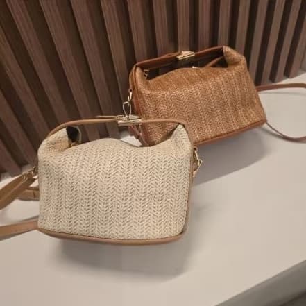 Bolsa feminina de palha com alça transversal sintética