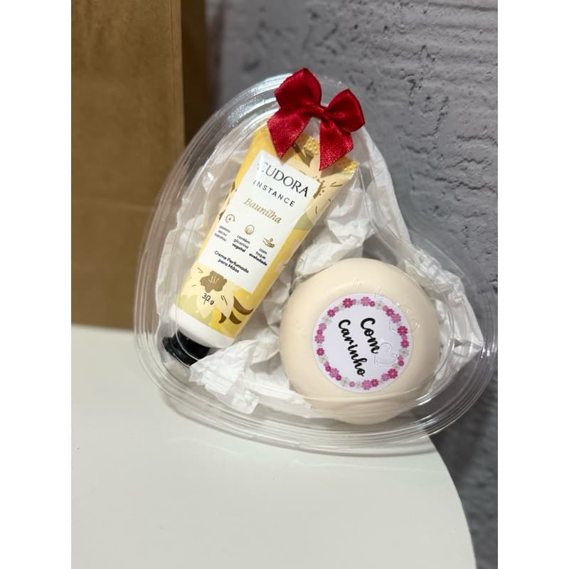 Kit coração com 1 creme de mãos Eudora + 1 sabonete Natura 90g + Sacola Kraft Mimo Lembrancinha Presente