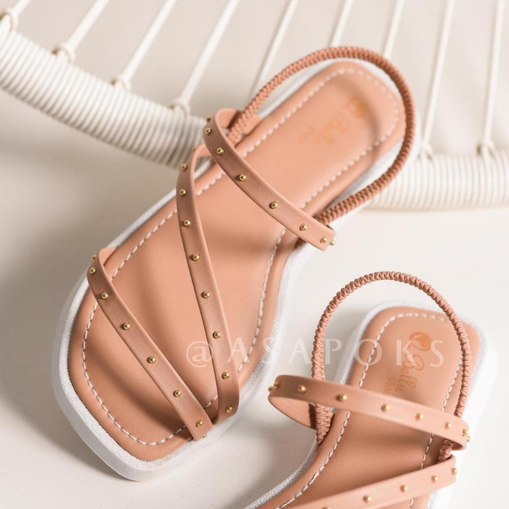 Sandália Rasteira com Tiras Cruzadas e Detalhes em Tachas Douradas Envio Imediato