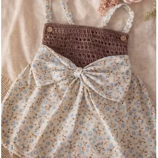 vestido de bebê artesanal de crochê com tecido floral-Peça única exclusiva 3 meses